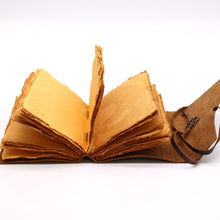 Įkelti vaizdą į galerijos rodinį, Odinė užrašinė, rudos spalvos, sendintais lapais su rakteliu 18X13 cm, 200 psl. praeitiesvejai