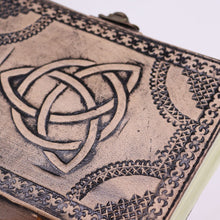 Įkelti vaizdą į galerijos rodinį, Triquetra simbolis ir metalinė sagtis ant odinės užrašinės
